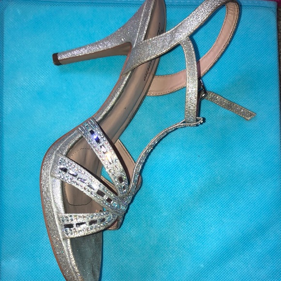 Heels - Picture 2 of 3